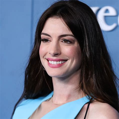 Anne Hathaway Shimmers In A Sparkly Gold Bikini:。